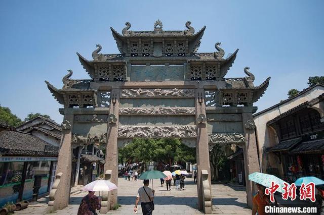 开福区14座天桥23条地下通道“盖毯子”防冻防滑